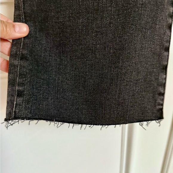 Madewell Petite Kick Out Crop Jeans in Washed Black: Raw Hem Edition - Picture 7 of 8
